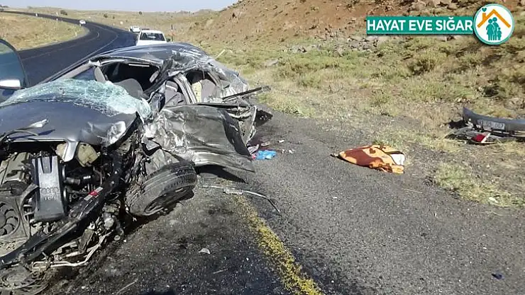 Diyarbakır'da tuğla yüklü kamyon ile otomobil çarpıştı: 2 ölü, 2'si ağır 3 yaralı