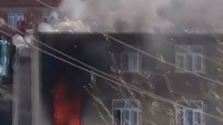 Diyarbakır'da yangın, çatıda mahsur kalanlara itfaiye ekipleri yetişti