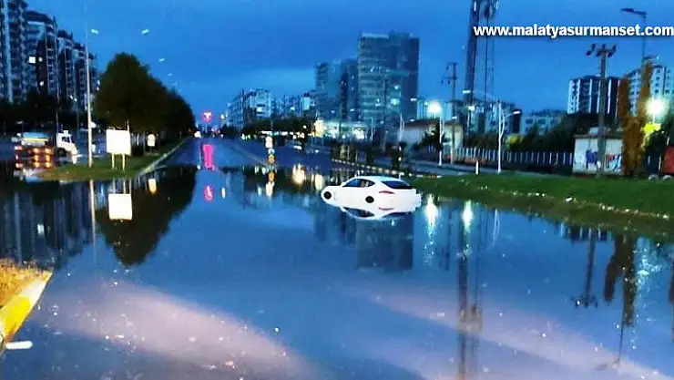 Diyarbakır'da yollar göle döndü, araçlar mahsur kaldı