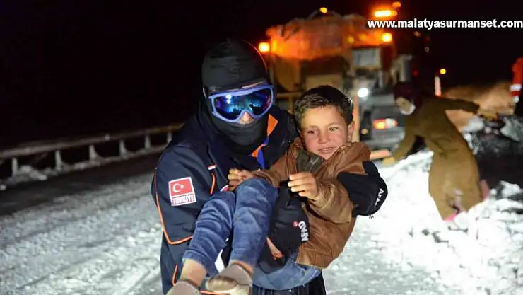 Diyarbakır-Siverek karayolunda mahsur kalan 49 araç kurtarıldı