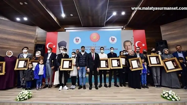 Diyarbakır Valisi Karaloğlu, 12 şehit yakınına devlet övünç madalyalarını takdim etti