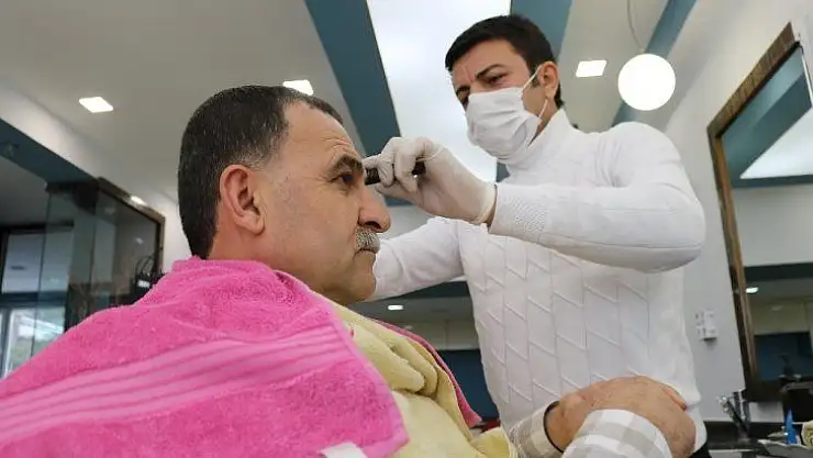 Diyarbakırlı kuaför, 'Evde kal Türkiye' çağrısına uyarak yaşlı vatandaşları evde tıraş etme kararı aldı