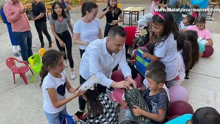 Diyarbakırlı modacıdan köy okullarında okuyan çocuklara sürpriz