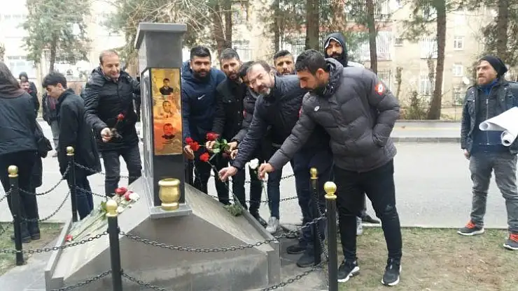 Diyarbakırspor'dan Ali Gaffar Okkan'a karanfilli anma