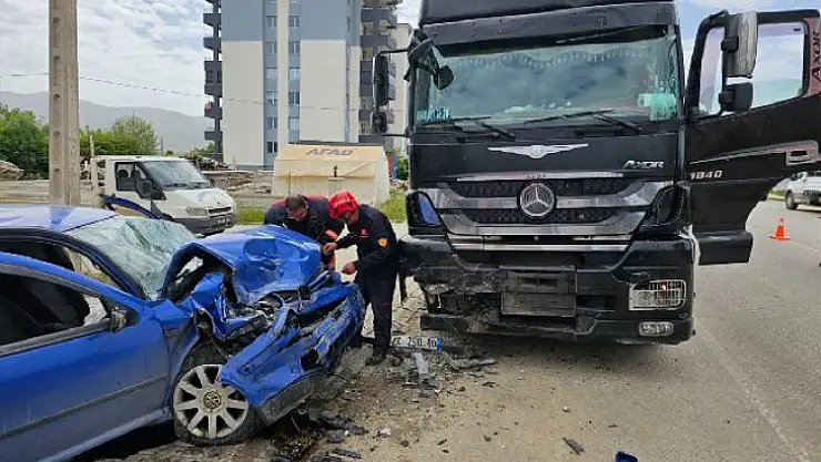 Doğanşehir'de tırla otomobil çarpıştığı kazada 1 kişi yaralandı