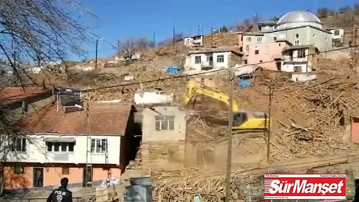 Doğanyol'da hasarlı evler yıkılmaya başlandı