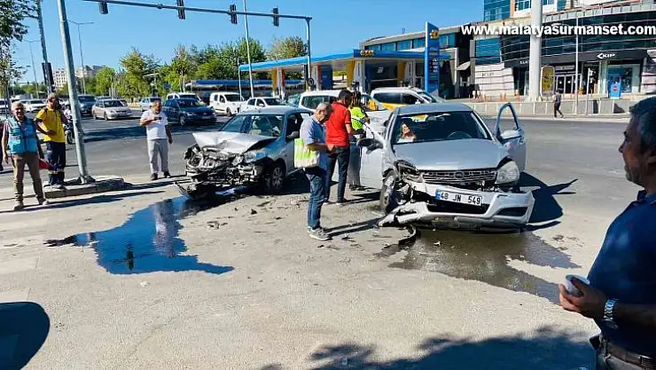 Dönüşün yasak olduğu yola girdi, iki araç kafa kafaya çarpıştı