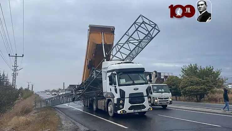 Dorsesi Açık Kalan Kamyon Trafik Bilgilendirme Panosunu Yerinden Söktü