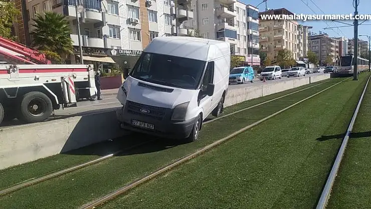 Dört araç birbirine girdi, araçlardan biri tramvay yoluna uçtu