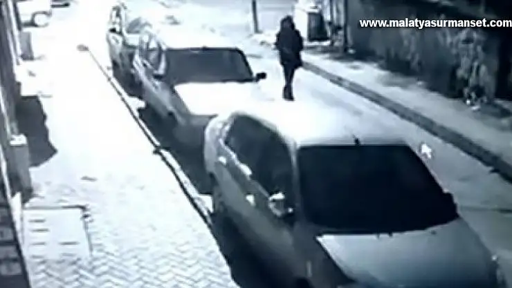 Dört iş yerinin camlarını kırdı, hiçbir şey olmamış gibi uzaklaştı