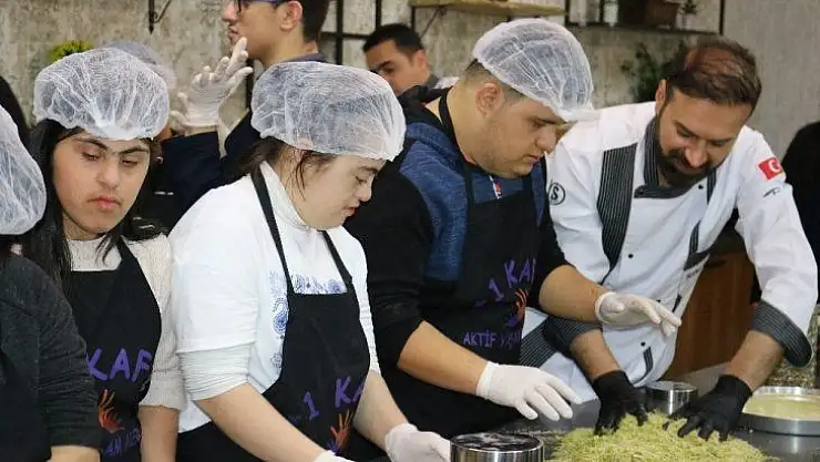 Down Sendromlu +1 Kafe çalışanları kadayıf ve künefe yapmayı öğrendi