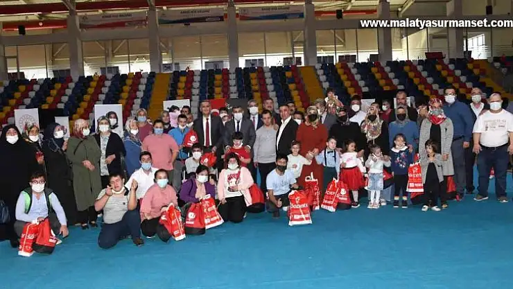 Down sendromlu çocuklara spor malzemesi dağıtıldı