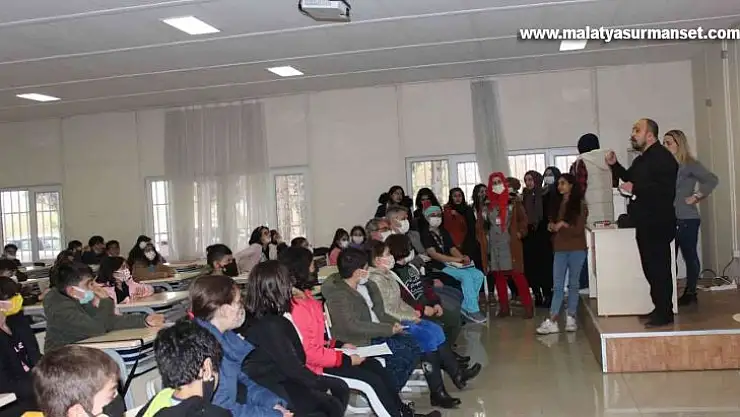 DÜ'de 'Hukukta çocuk hakları ve hukuk alanında kariyer fırsatları' konferansı