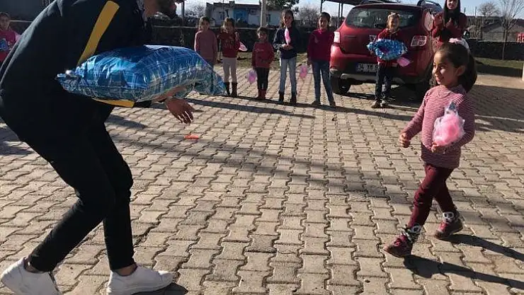 DÜ Genç Yaklaşık Kulübü, köy okullarındaki minik öğrencileri sevindirdi