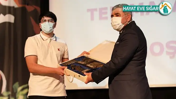 Dünya birincisi olan öğrenciye okulundan ödül