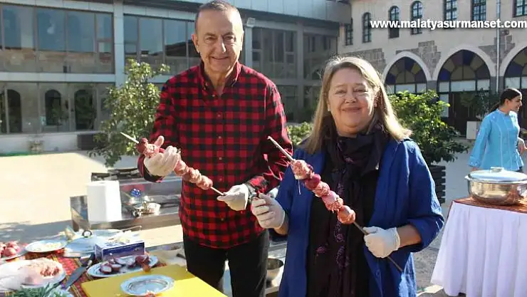 Dünyaca ünlü Amerikalı gurme, Gaziantep yemeklerini hem yaptı hem yedi