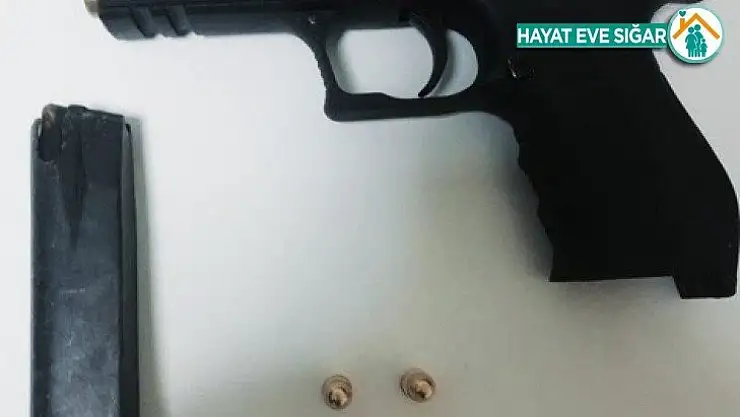 Durdurulan şüpheli araçta silah ve 4 mermi bulundu