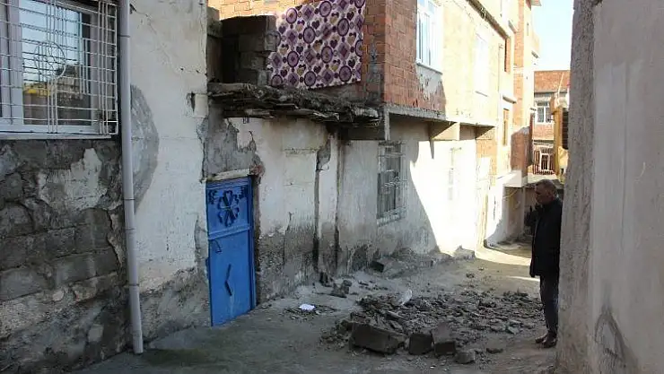 Duvar çöktü anne ve kızı altında kalarak ağır yaralandı