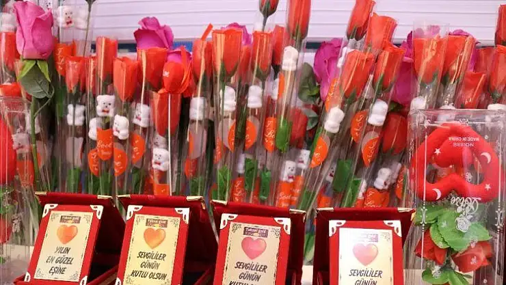 Duyarlı kuyumcudan Sevgililer Gününde ücretsiz hediye