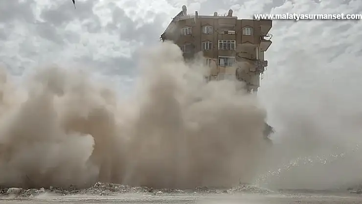 Ebrar Sitesi'nde ağır hasar alan son iki binadan biri daha kontrollü şekilde yıkıldı