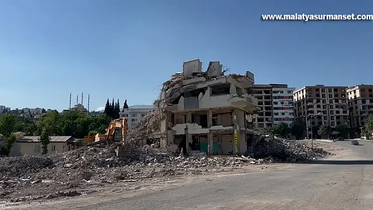 Ebrar Sitesi'nde ağır hasar alan blokların yıkımı tamamlandı