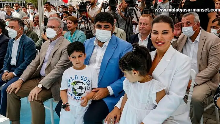 Ebru Yaşar Gülsever Ortaokulu'nda ilk karne sevinci