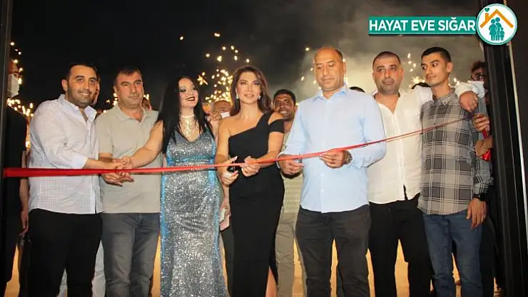 Ebru Yaşar'ın katılımıyla Diyarbakır'da eğlence mekanı açıldı