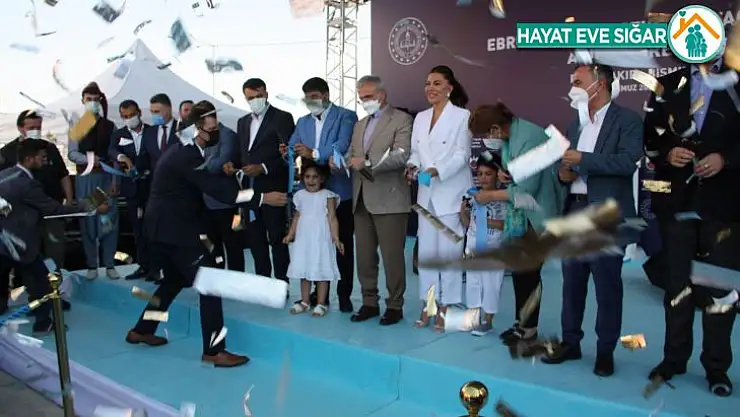 Ebru Yaşar Ortaokulu coşkuyla açıldı
