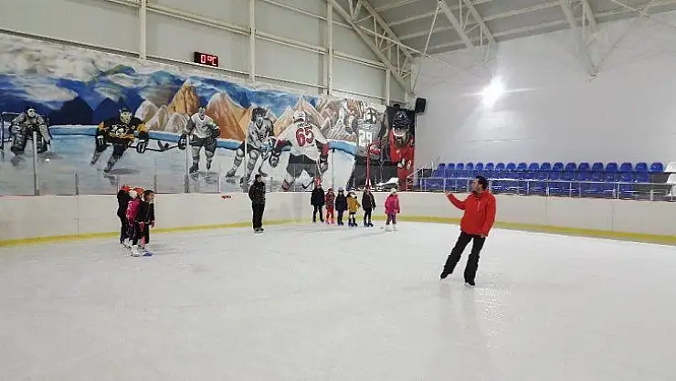 Ecevit'in adını taşıyan buz sporları salonu ilgi görüyor