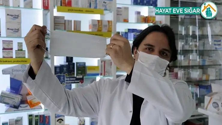 Eczanelerde ücretsiz maske dağıtımı devam ediyor