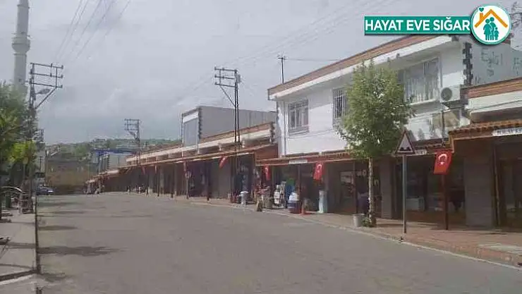 Eğil Belediyesi vatandaşlara Türk bayrağı dağıttı