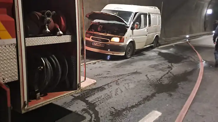 Egzozdan Çıkan Alevler Minibüsü Sardı