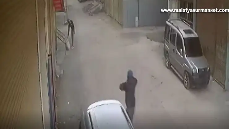 Ekmek çalmak isteyen şüpheliyi mahalle sakini kovaladı