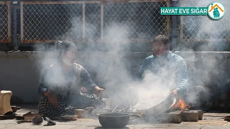 Ekmek parası için ateş başında ter döküyorlar