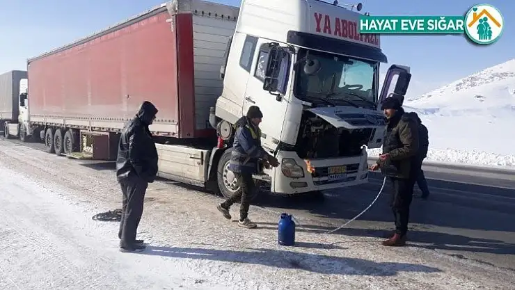 Eksi 25 derece yakıt depoları donan sürücüler yolda mahsur kaldı