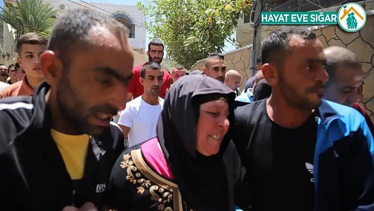 El Halil'de İsrail güçlerinin ateş açması sonucu öldürülen genç toprağa verildi