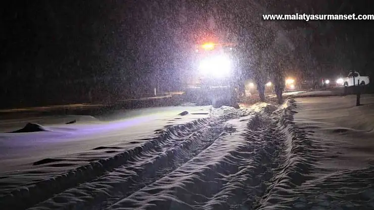 Elazığ'da, 150 personel ve 64 araçla yol açma çalışmaları sürüyor