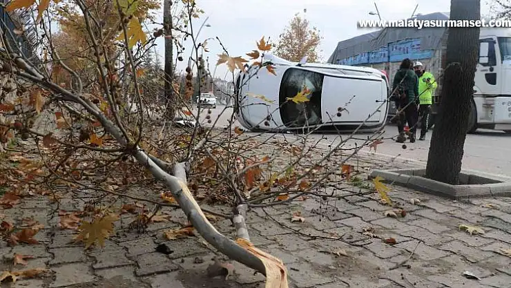 Elazığ'da ağaca çarpan otomobil yan yattı: 1 yaralı