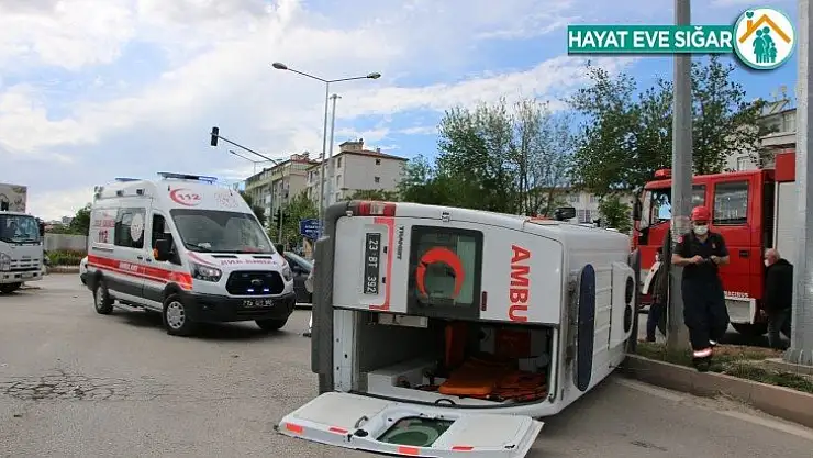 Elazığ'da ambulans ile otomobil çarpıştı: 2 yaralı