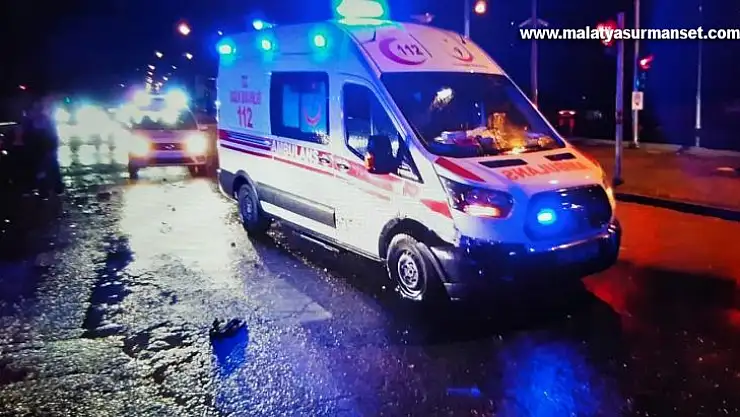 Elazığ'da ambulans ile otomobil çarpıştı: 5 yaralı