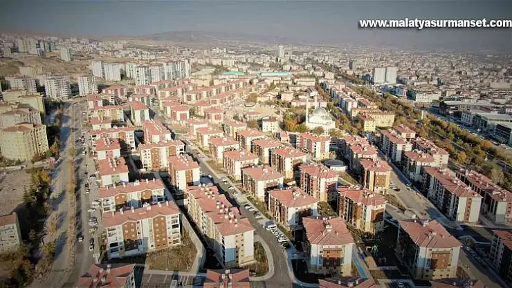 Elazığ'da anahtarlarını alan depremzedeler, yeni konutlarına kavuşmanın mutluluğunu yaşıyor