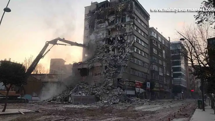 Elazığ'da beşik gibi sallanan binanın yıkımına başlandı