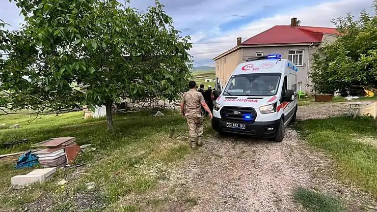 Elazığ'da bir kişi traktörün altında kalarak yaralandı