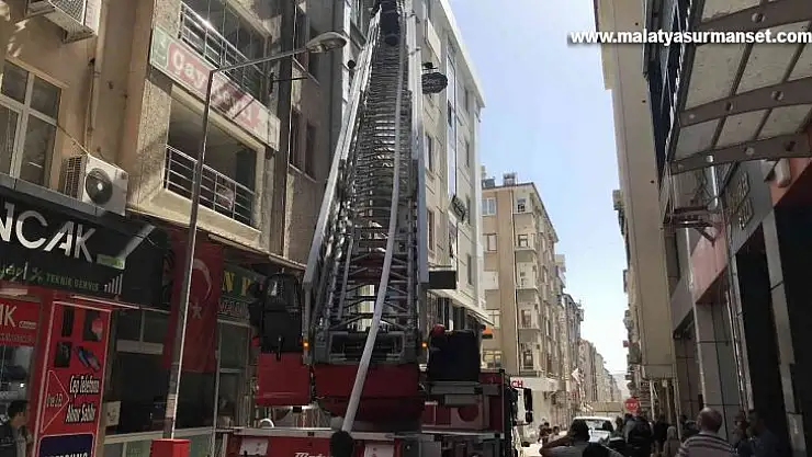 Elazığ'da çatı yangını, büyümeden söndürüldü