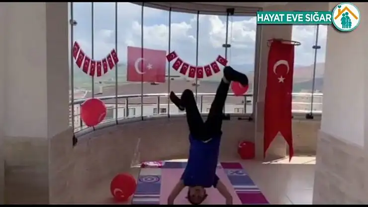 Elazığ'da çocuk ve gençler evde spor yapıyor