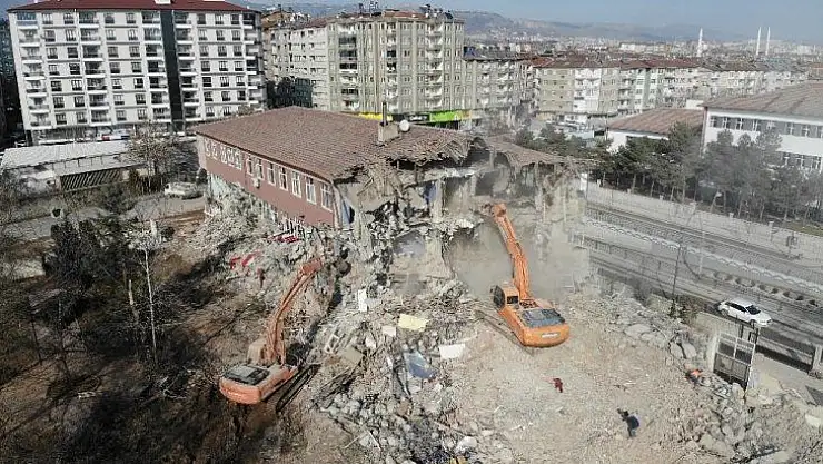 Elazığ'da depremde hasar gören 50 yıllık okullar yıkılıyor
