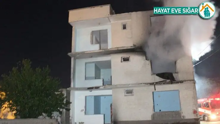 Elazığ'da depremde hasar gören binada yangın çıktı