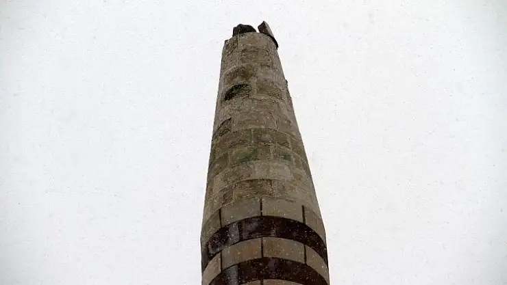Elazığ'da depremden dolayı minarenin 'Kubbe Alemi' yıkıldı