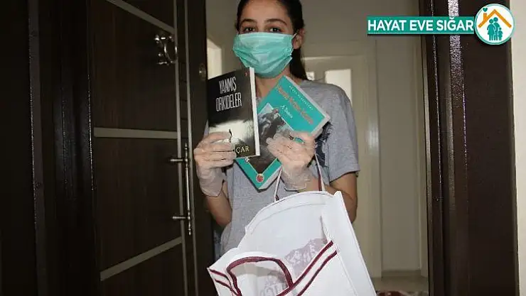 Elazığ'da evden çıkamayan gençler kitap okuyarak zaman geçiriyor