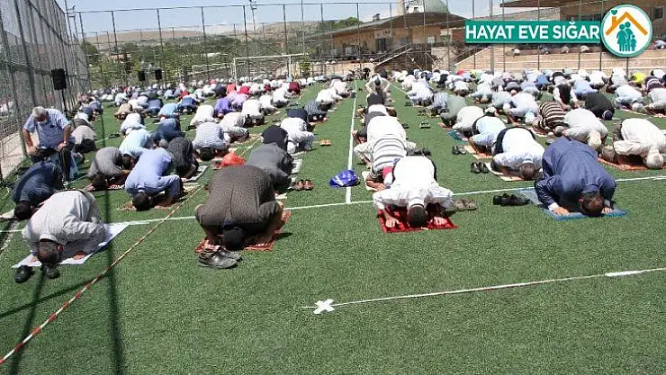 Elazığ'da futbol sahasında sosyal mesafeli cuma namazı